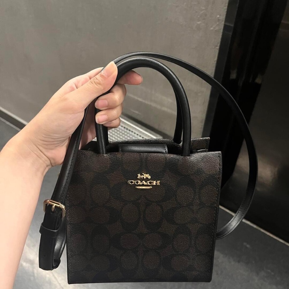 Elegant Unisex Coach Mini Cally Crossbody - Picture 5 of 6